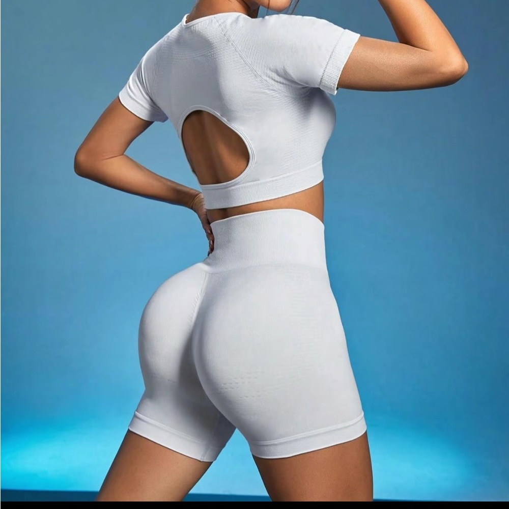 White/ greyish workoutset